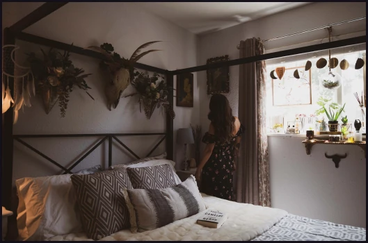 photo d'une jeune femme avec un lit a baldaquin
