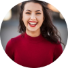 Jeune femme souriante avec pull rouge