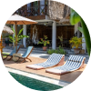 Transat au bord d'une piscine