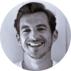 Jeune homme souriant